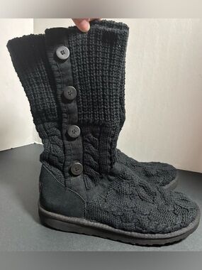 Cozy & Versatile UGG Leland Cable Knit Button Boots – Size 8